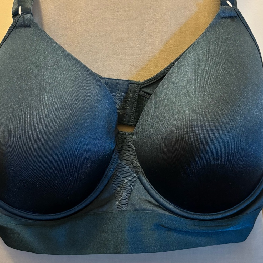 Torrid Women's Underwire Teal Seamless Bra.